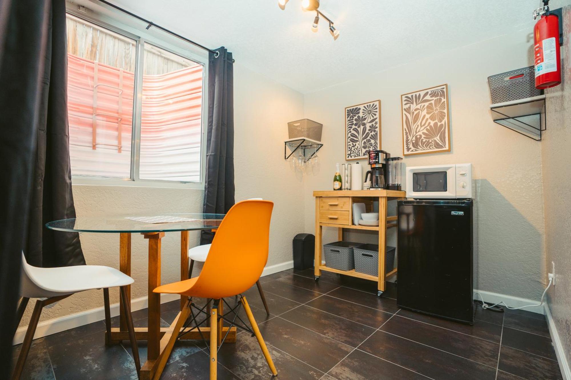 Windsor Retreat Private Basement Suite DEN Esterno foto