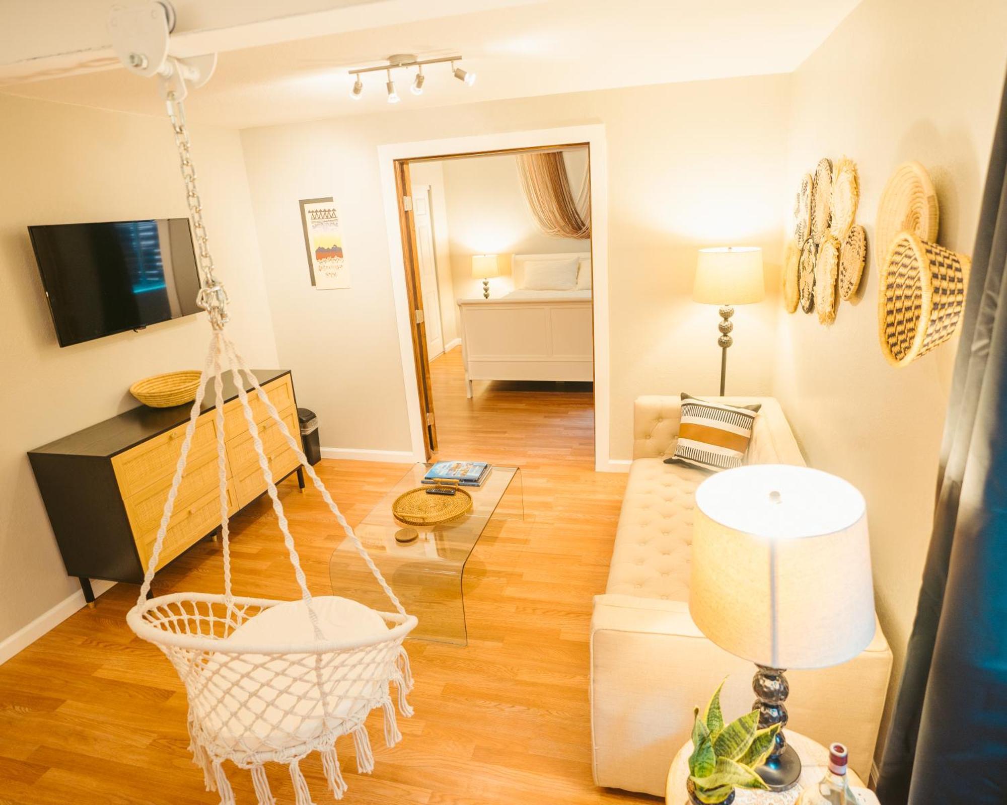 Windsor Retreat Private Basement Suite DEN Esterno foto