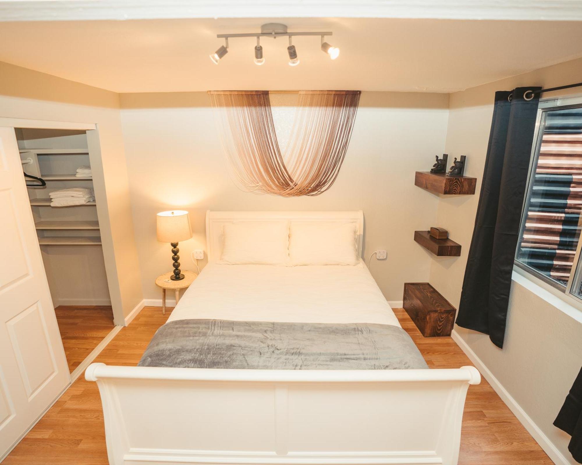Windsor Retreat Private Basement Suite DEN Esterno foto