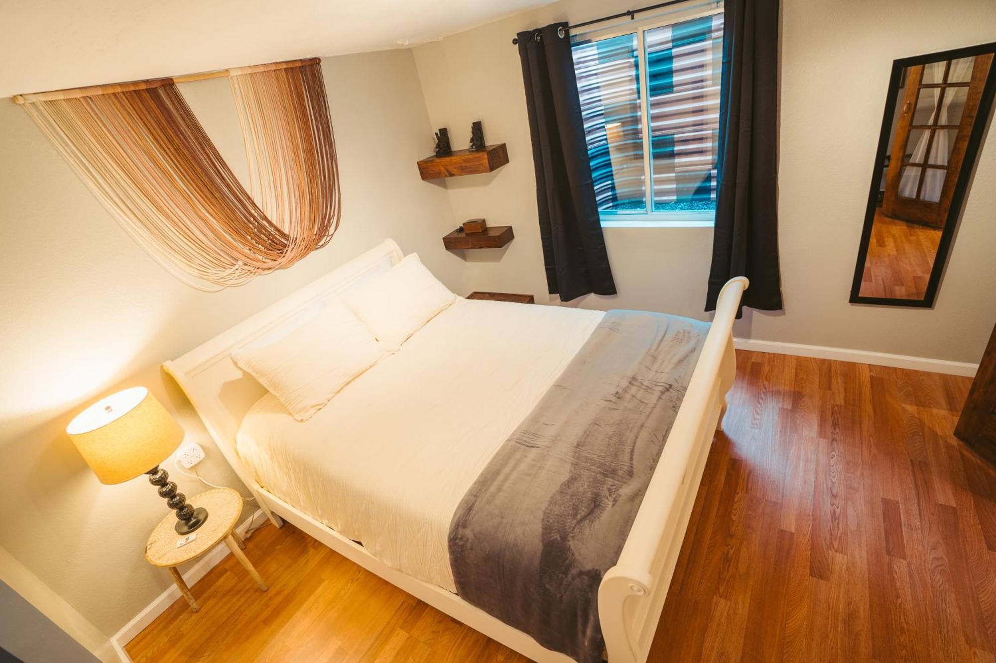 Windsor Retreat Private Basement Suite DEN Esterno foto